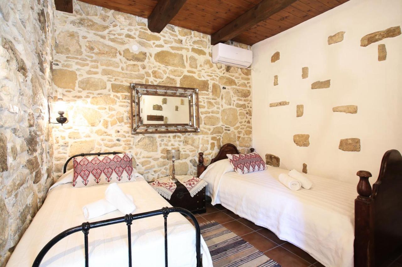 Villa Radamanthis Sívas エクステリア 写真